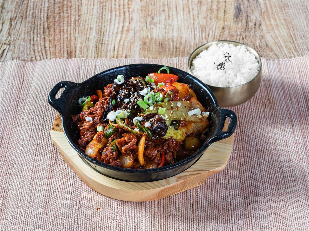 table-side hot pot with beef, pork and seafood, Yi Dynasty Southport