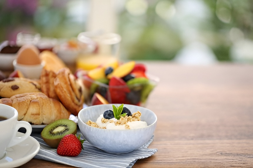Families enjoying a gourmet buffet for Mother’s Day Hope Island at Links Golf & Wellbeing.