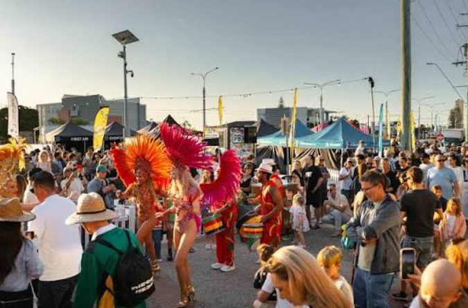 Crowds at Nobbys Street Fiesta, Nobby Beach